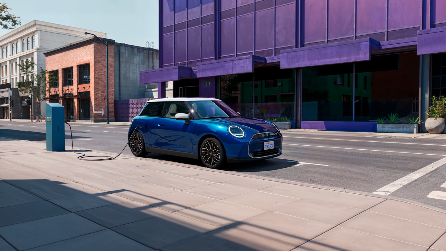 Ein MINI Cooper fährt eine Straße entlang